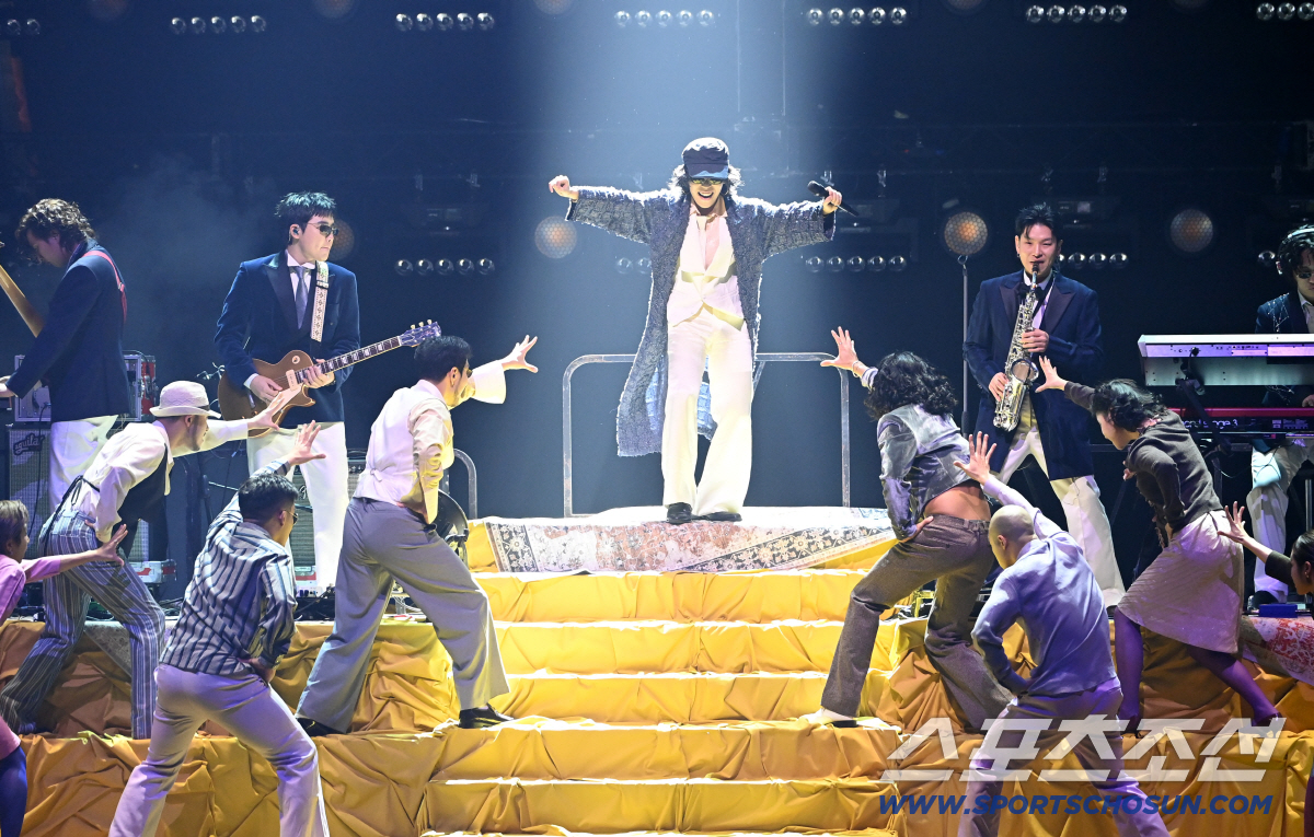 [청룡영화상]이찬혁의 개막, 화사·박정민의 '굿 굿바이'…영화 찍은 축하…