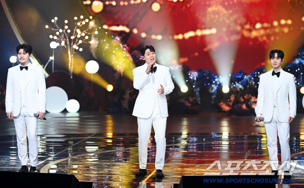 [청룡영화상]이찬혁의 개막, 화사·박정민의 '굿 굿바이'…영화 찍은 축하…