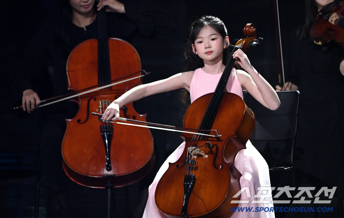 [청룡영화상]이찬혁의 개막, 화사·박정민의 '굿 굿바이'…영화 찍은 축하…