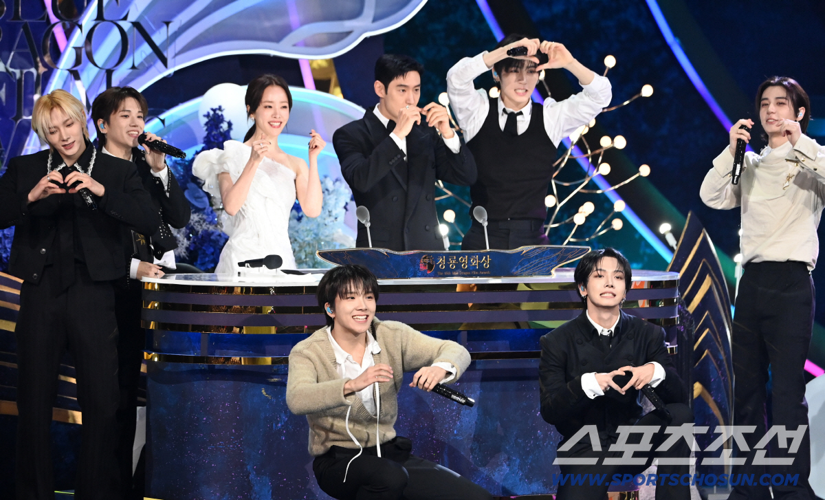 [청룡영화상]이찬혁의 개막, 화사·박정민의 '굿 굿바이'…영화 찍은 축하…