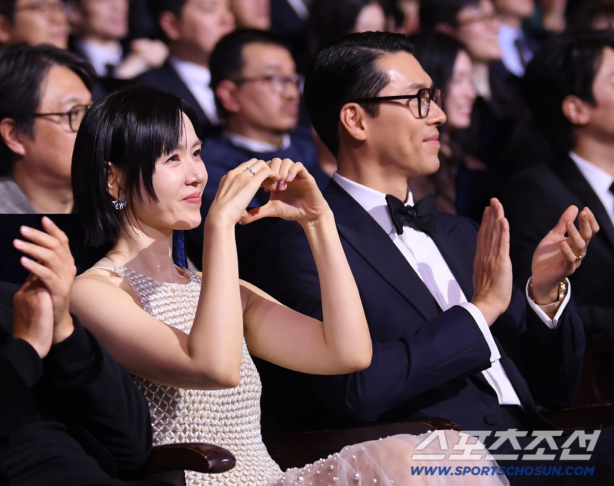 [청룡영화상]이찬혁의 개막, 화사·박정민의 '굿 굿바이'…영화 찍은 축하…