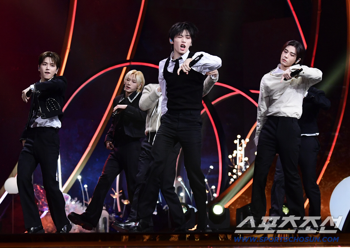 [청룡영화상]이찬혁의 개막, 화사·박정민의 '굿 굿바이'…영화 찍은 축하…