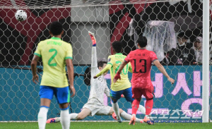 홍명보호 0-5 대참사 일등공신, 역대급 천재였다...펠레 이후 최초! 네이마르까지 넘어버린 초신성