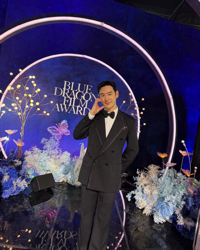 “부족해도 예쁘게 봐주세요” ‘2년 연속’ 청룡 빛낸 MC 이제훈, 비하인드 컷 왕창 공개