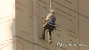 파주 아파트 외벽 도색 중 로프 풀려 추락…40대 작업자 숨져