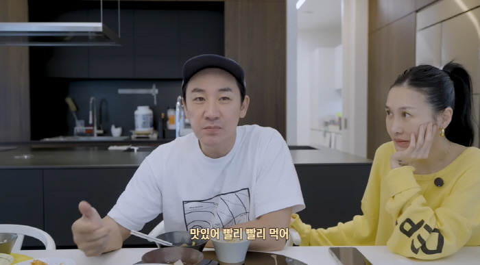 윤혜진 갑자기 울컥...밥 먹던 ♥엄태웅에 감정 터졌다 "왜 내가 말해!…