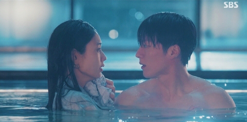 장기용♥안은진 '물 속 밀착 스킨십' 심쿵..최고 7.8% 美친 상승세(…