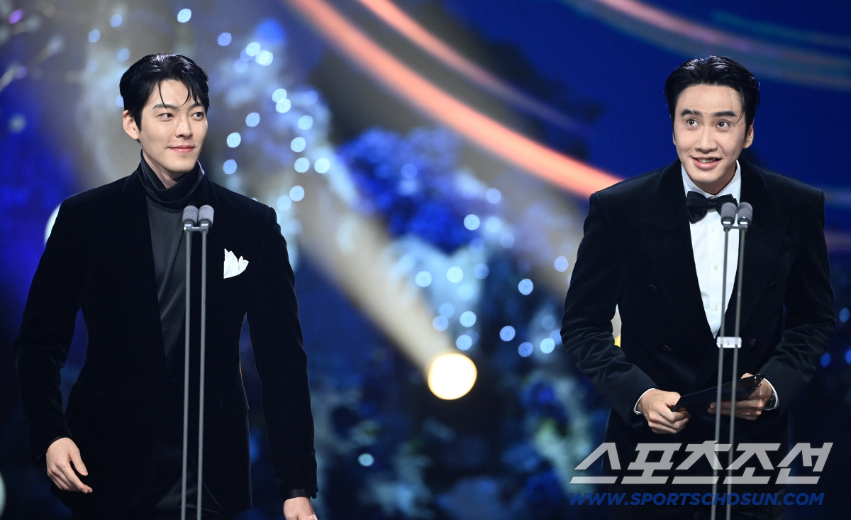 [청룡영화상] "이거 꿈 아냐?"…'10년만 재회' 김고은·이준호→'청룡…