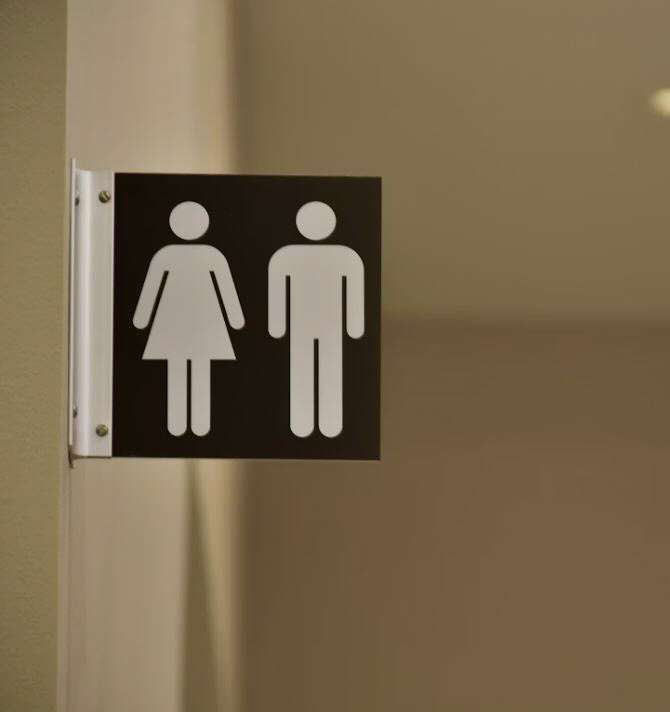 쇼핑몰 여자화장실 천장에서 소형카메라 '뚝'…"영상 판매하려고"