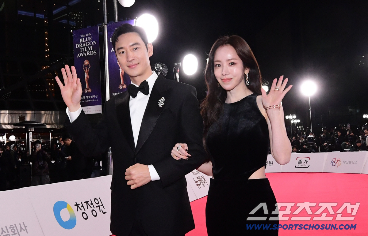 [청룡영화상] '청룡 왕관' 쓴 한지민, 믿고 보는 MC…안정적인 진행 …