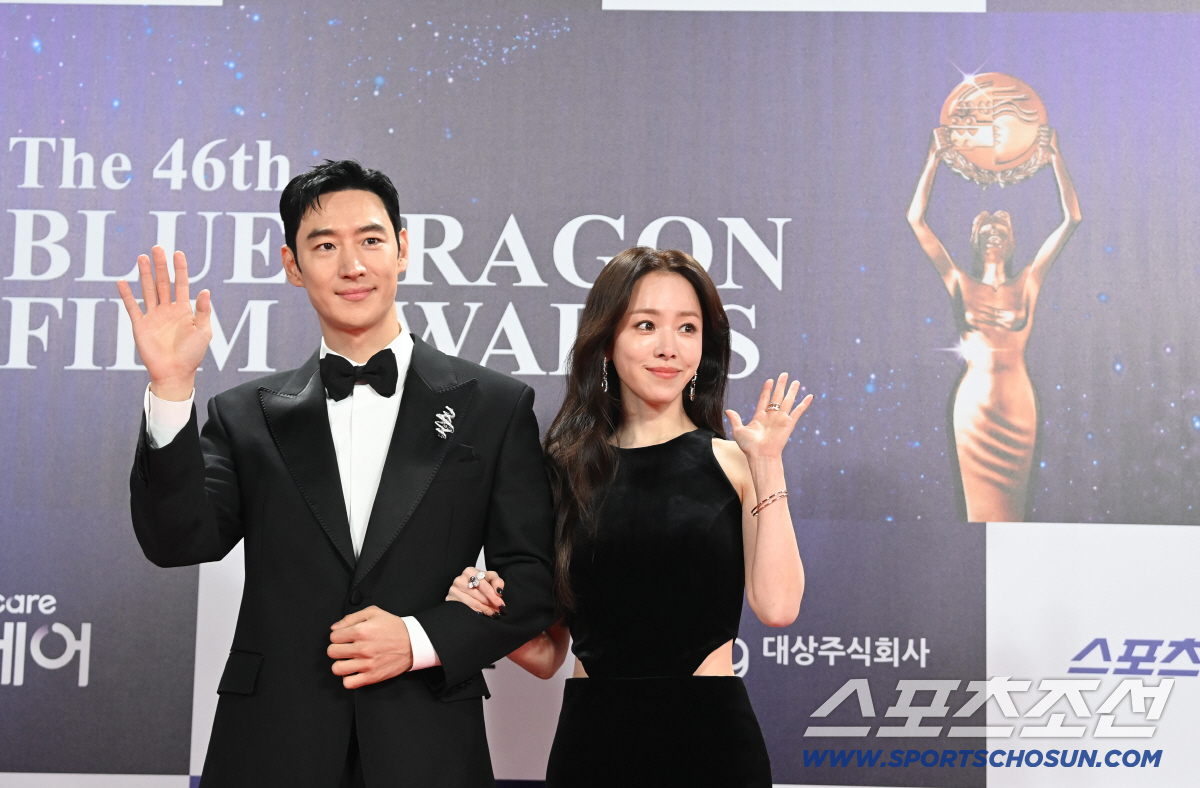 [청룡영화상] '청룡 왕관' 쓴 한지민, 믿고 보는 MC…안정적인 진행 …