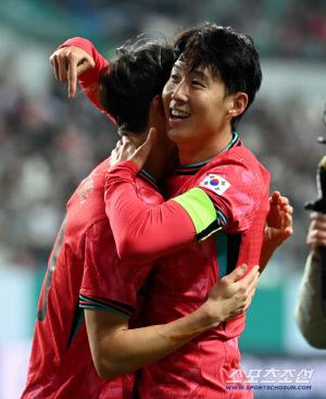 韓 역대 최장수 주장 토트넘 첫 아시아 캡틴...손흥민이라서 가능했다, LAFC 감독 찬사 