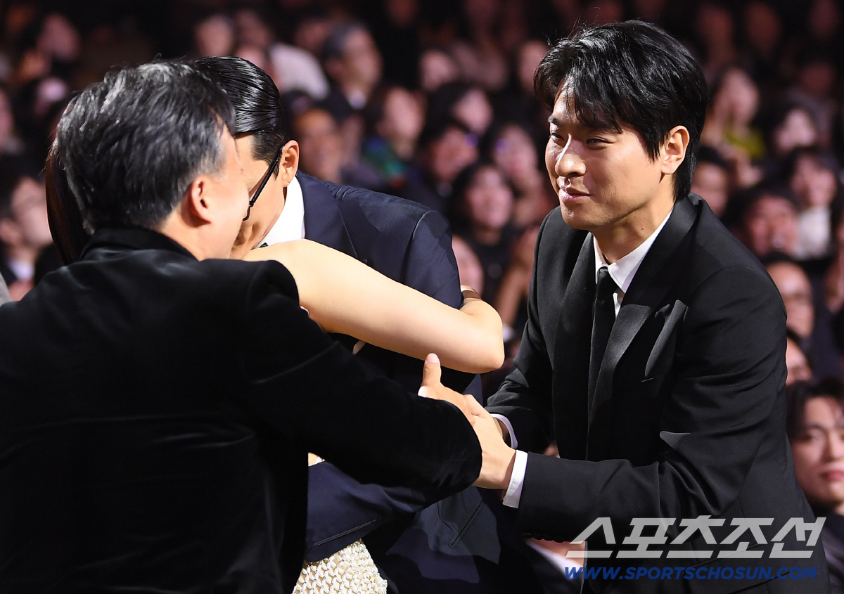 “박정민, 이렇게 멋졌나”...유머·배려 모두 챙긴 청룡의 진짜 씬스틸러