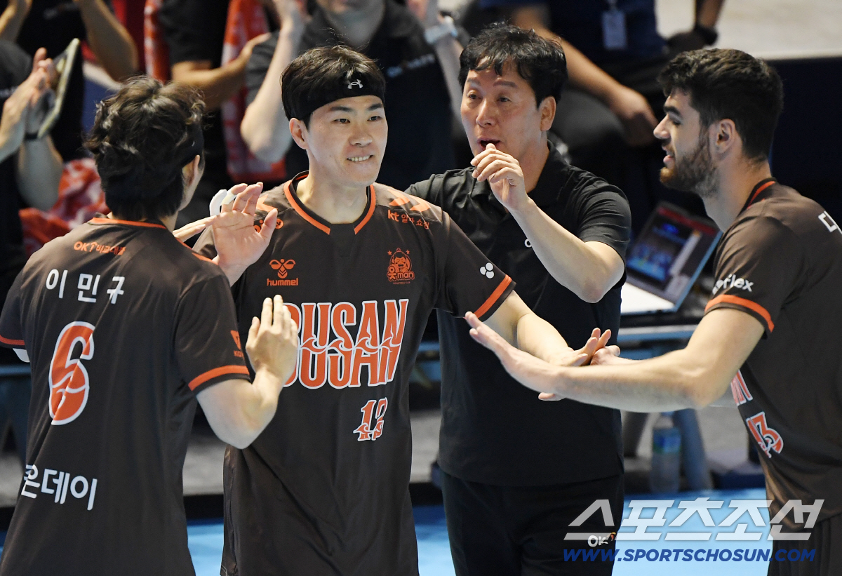 [포토] 전광인 득점, 기뻐하는 신영철 감독