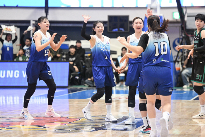 최윤아 감독 '사령탑' 첫 승…'홍유순 맹활약' 인천 신한은행, 부천 하나은행 76-62 제압