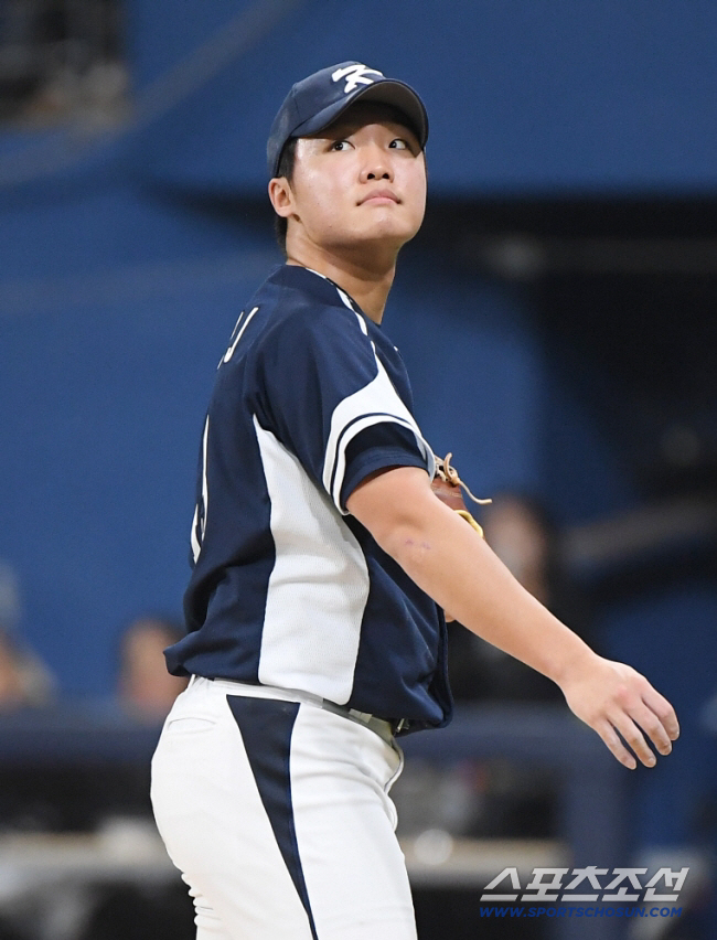 "한일전 잘하면 두 배지"…열도도 주목한 19세 피칭! 백전노장 '선발 …