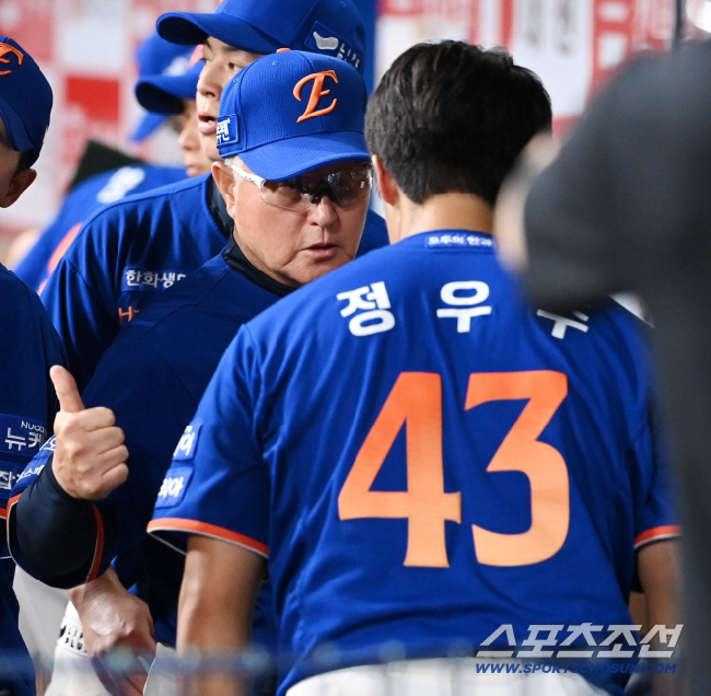 "한일전 잘하면 두 배지"…열도도 주목한 19세 피칭! 백전노장 '선발 …