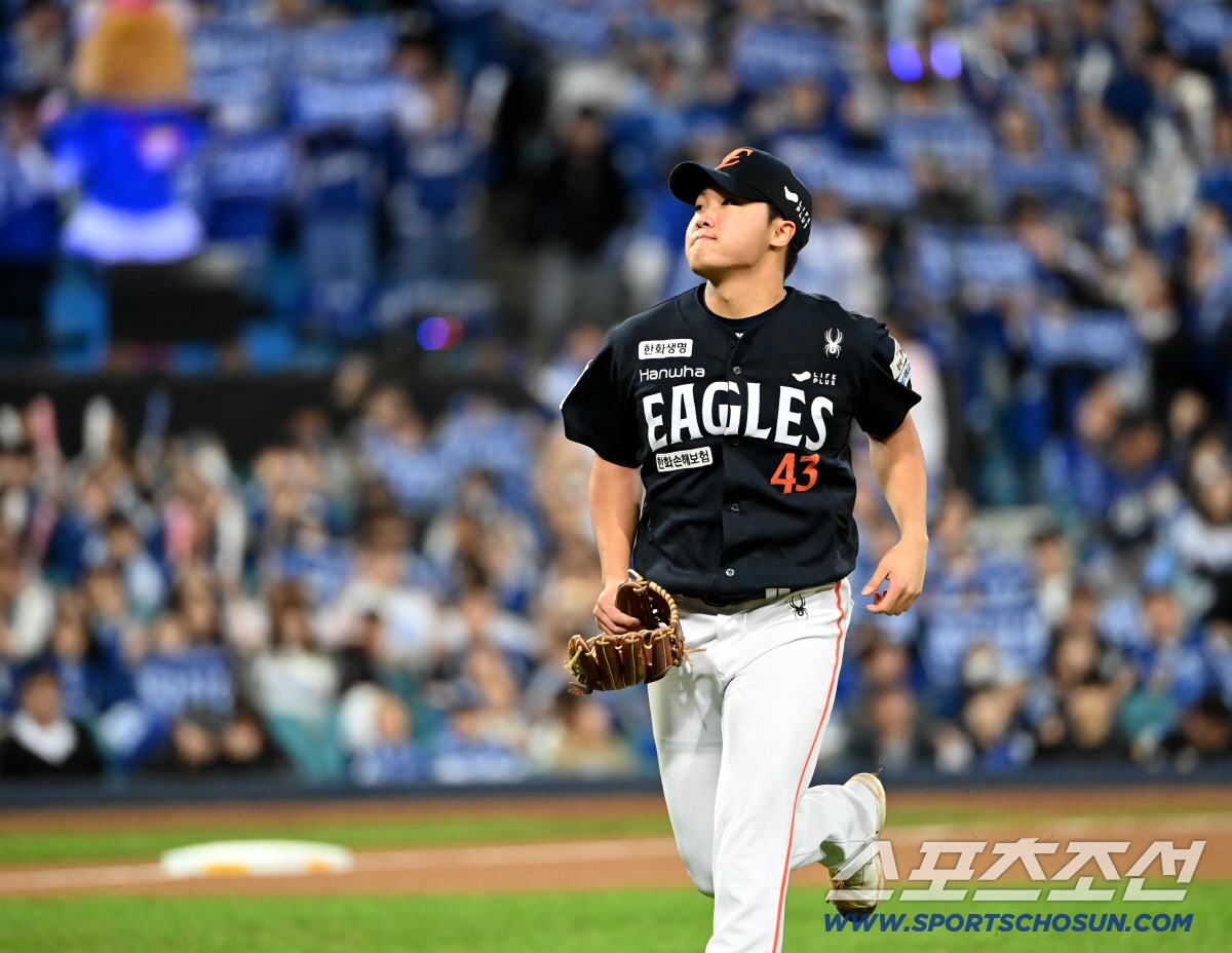 "한일전 잘하면 두 배지"…열도도 주목한 19세 피칭! 백전노장 '선발 …