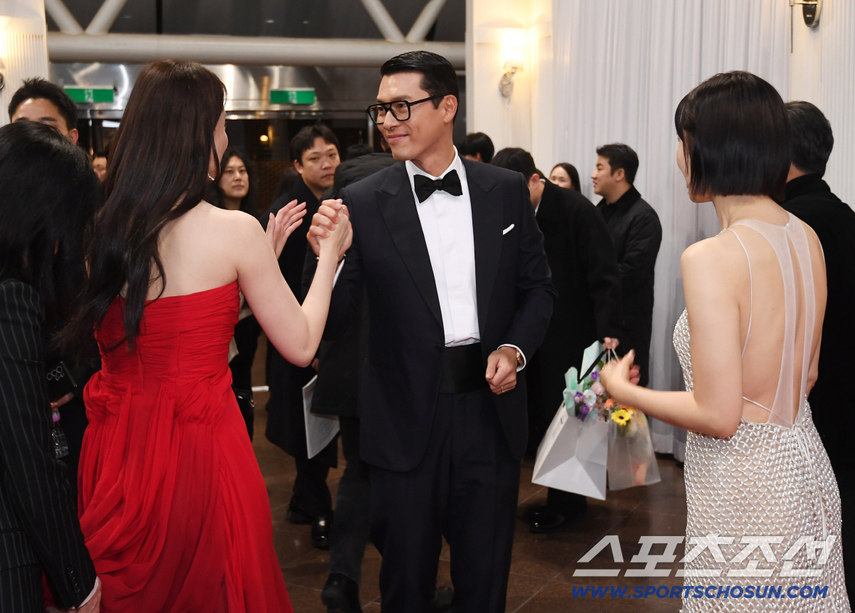 윤아와 손예진의 눈부신 워맨스...현빈은 '윤아 추앙' 손각도 고정