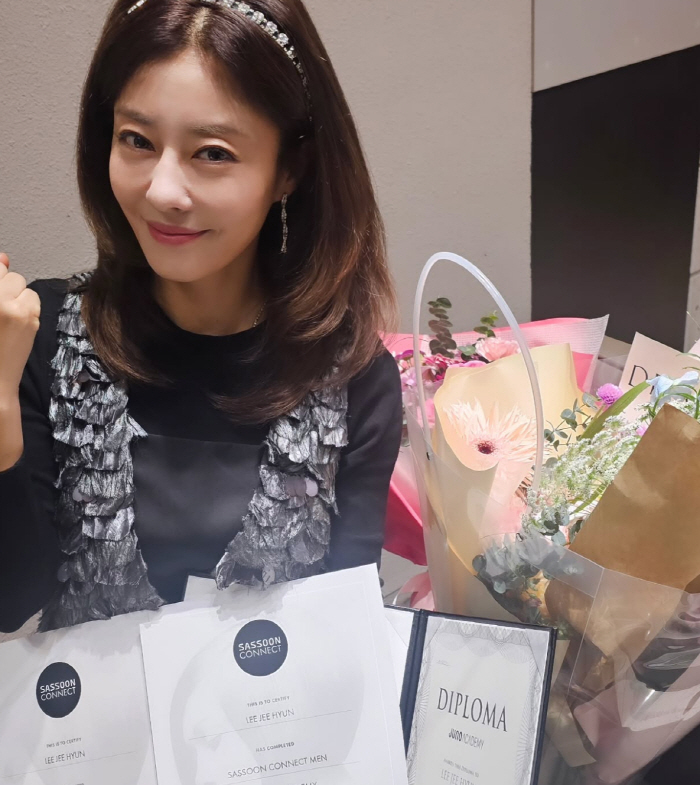 미용사된 이지현, 일+육아 병행 속 아카데미 졸업 