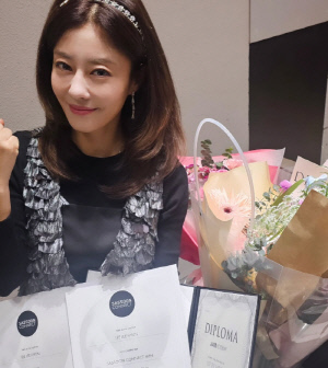 미용사된 이지현, 일 육아 병행 속 아카데미 졸업 