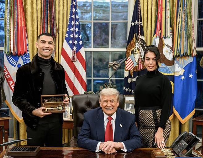 트럼프→호날두에게 준 깜짝선물 '황금열쇠'...일론 머스크 등 '최애'만…