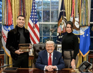 트럼프→호날두에게 준 깜짝선물 '황금열쇠'...일론 머스크 등 '최애'만 주는 특별선물