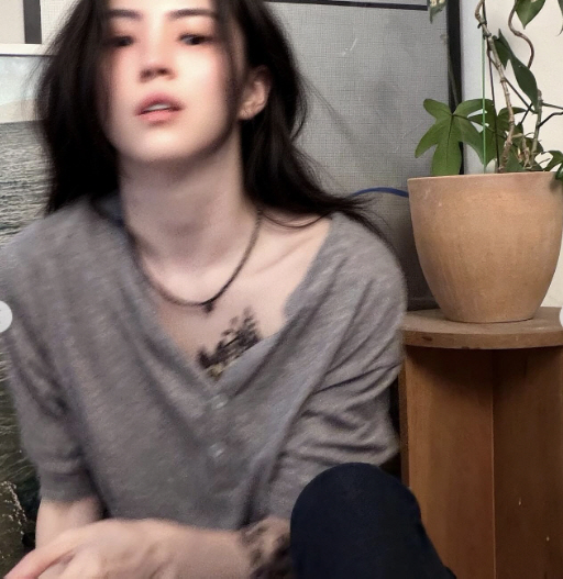 '33세' 한소희, '전신 타투' 또 새겼다...2천만원 들여 지우더니 …