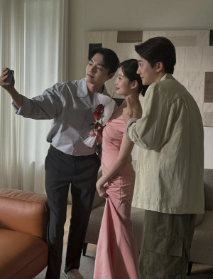 이용대와 열애설 윤채경, 웨딩 드레스 입었다