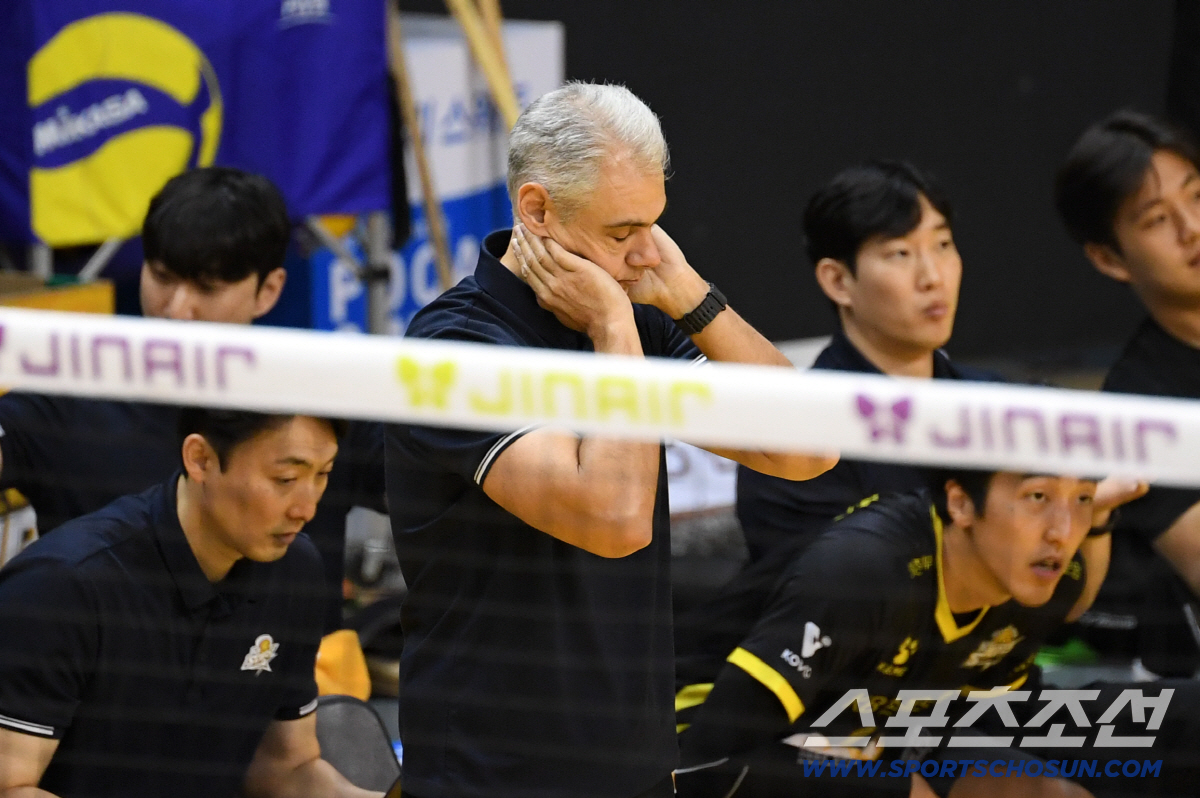 [포토] 생각에 잠긴 KB 레오나르도 카르발류 감독