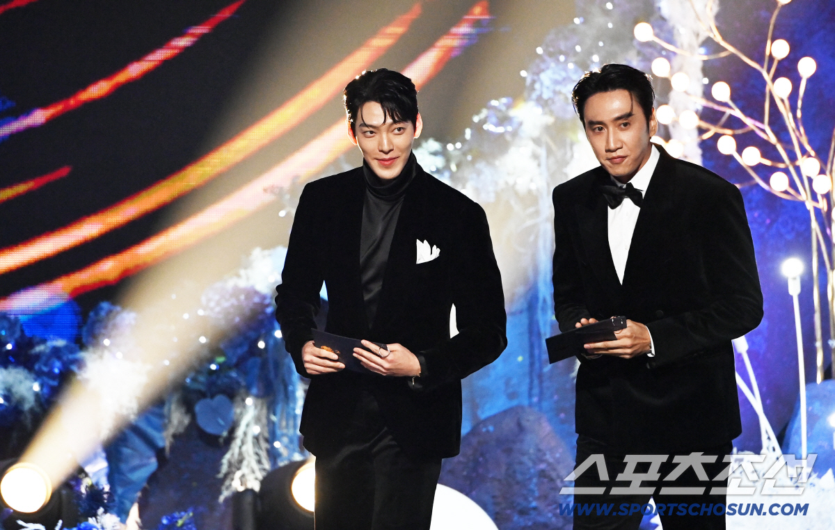 '꿀 뚝뚝' 연예계 대표 장수 커플 이광수♥이선빈, 청룡영화상에서도 남다…