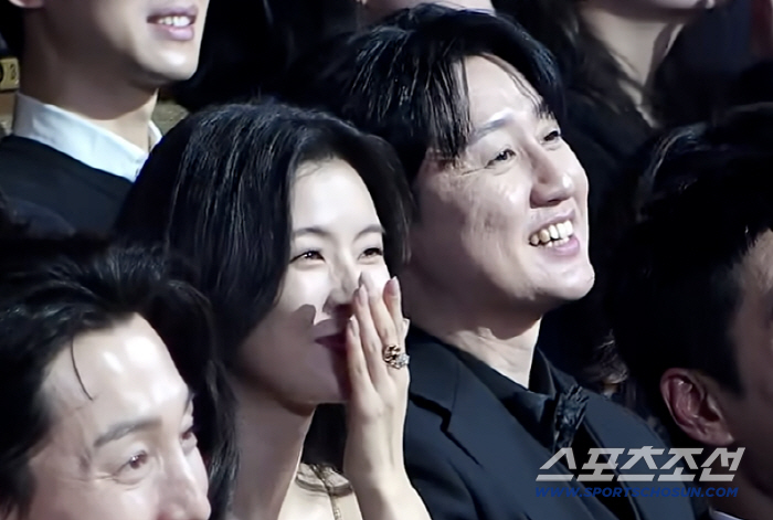 '꿀 뚝뚝' 연예계 대표 장수 커플 이광수♥이선빈, 청룡영화상에서도 남다…