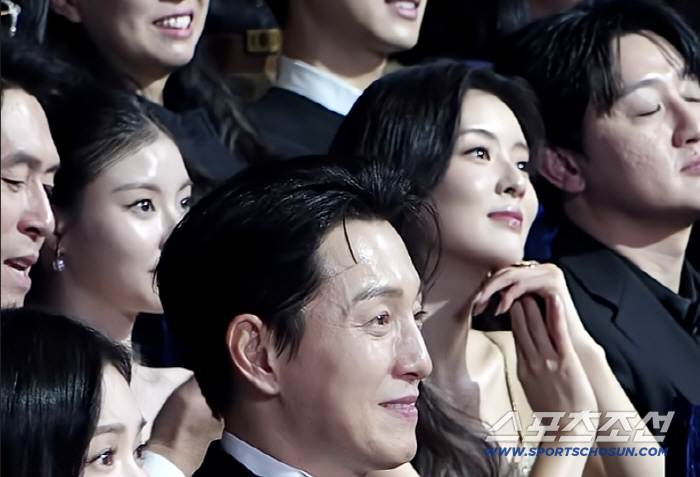 '꿀 뚝뚝' 연예계 대표 장수 커플 이광수♥이선빈, 청룡영화상에서도 남다…