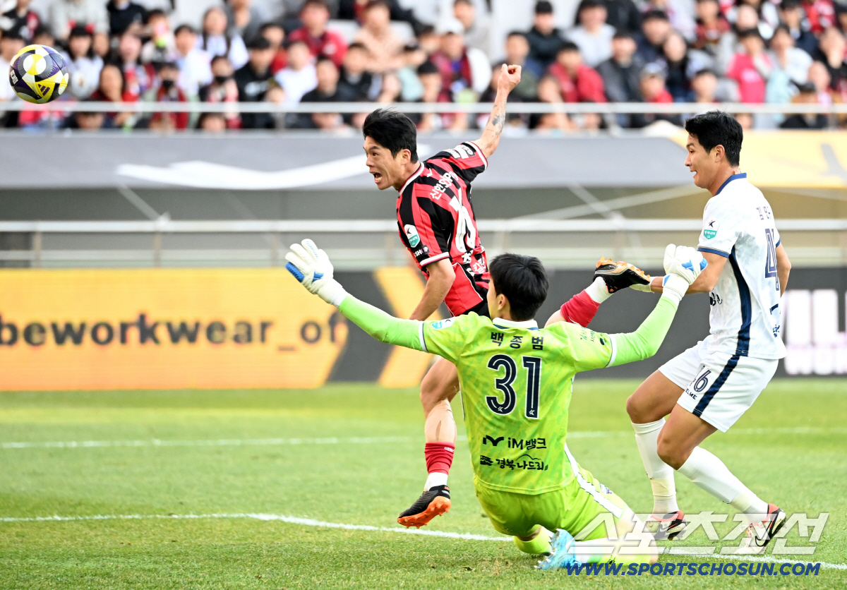 [포토] 최준의 슛팅, 들어가나?