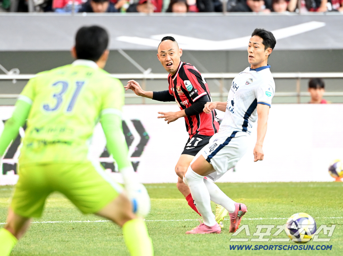 [포토] 문선민, 골문 앞 날카로운 패스