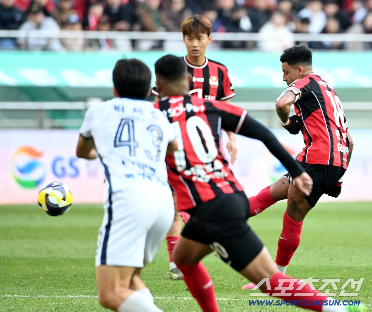 [포토] 린가드의 프리킥, 들어가라!