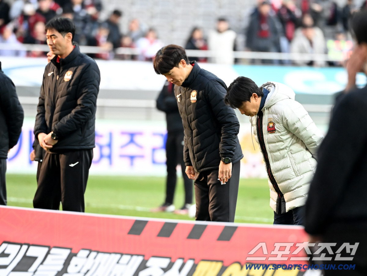 [포토] 팬들에게 인사하는 김기동 감독
