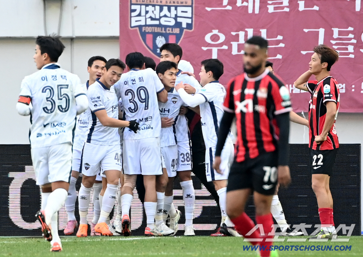 "'수원삼성맨'김주찬의 거수경례→린가드 빛바랜 10호골"서울,김천에 1대…