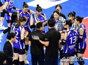 우승후보의 충격적 몰락! 절망의 7연패 → IBK기업은행, 현대건설에 0-3 셧아웃