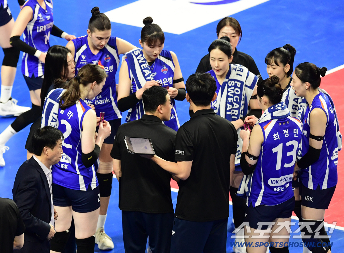 우승후보의 충격적 몰락! 절망의 7연패 → IBK기업은행, 현대건설에 0…