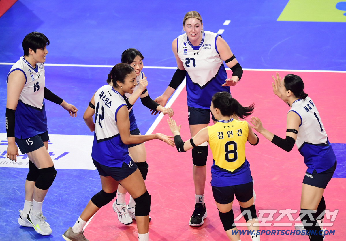 우승후보의 충격적 몰락! 절망의 7연패 → IBK기업은행, 현대건설에 0…