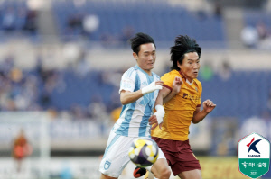 안 끝났다, 9위 경쟁도 최종 라운드로! 울산, '프리드욘슨-최경록 득점' 광주에 0대2 패배...10위 수원과 승점 2점 차[K리그1 리뷰]