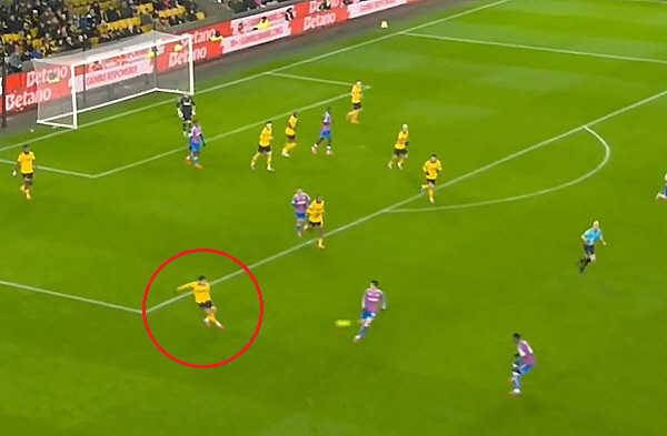 아! 안 풀리는 황희찬…PK 실축 후 울버햄튼 새 감독 앞 실점 빌미 패…