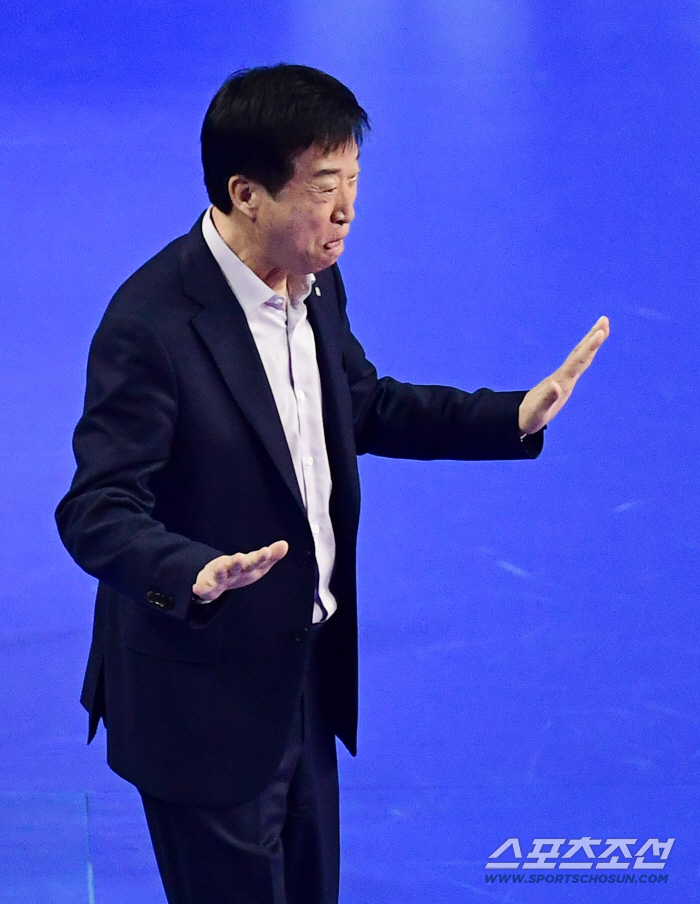 "여자배구 힘드네요" 충격 사퇴 김호철 감독, 최대한 좋은 말만 하고 떠났다