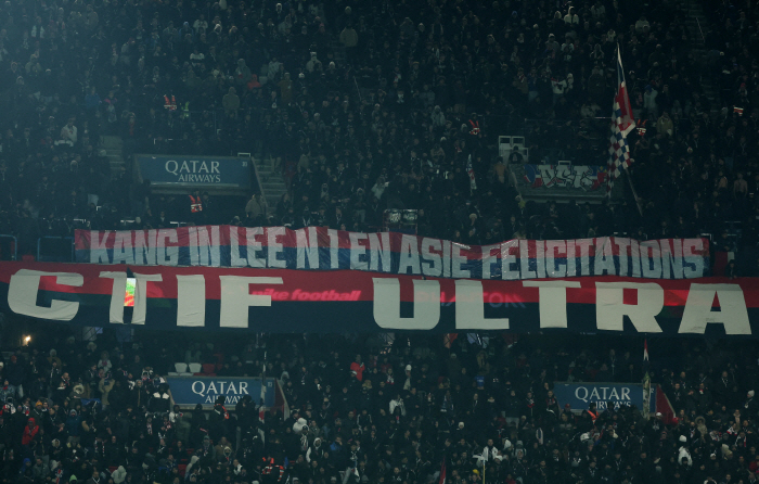 '이강인, 이 정도 사랑받고 있었어?' PSG 홈 관중석에 "아시아 NO.1 축하합니다" 현수막 등장