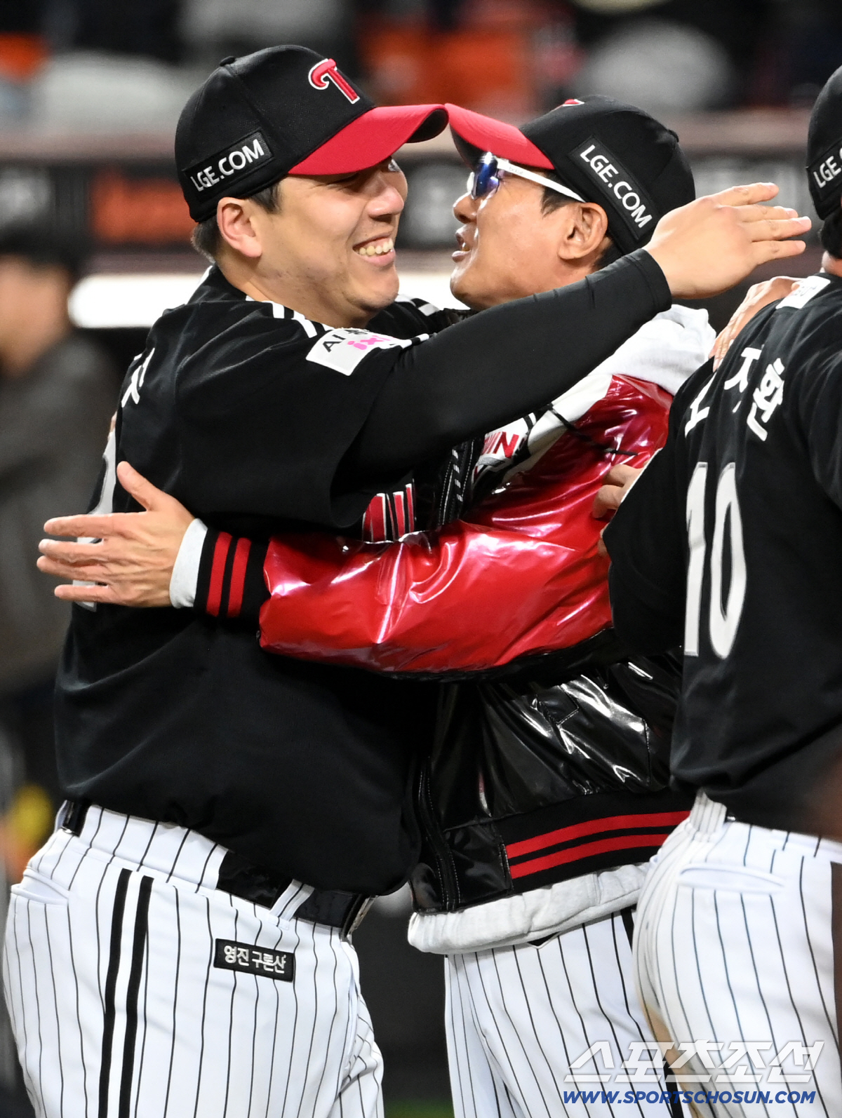 요구액을 말하지도, 올려달라 하지도 않았던 김현수. 운명의 날. 잔류냐 …