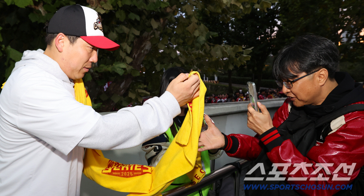 요구액을 말하지도, 올려달라 하지도 않았던 김현수. 운명의 날. 잔류냐 …