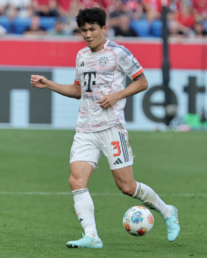 '뇌진탕 후유증은 없었다' 김민재, 갑작스런 출전에도 '만점활약'...바이에른, 프라이부르크에 6-2 대승 '선두 질주'