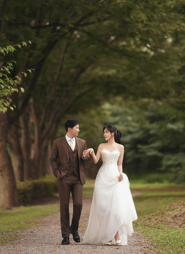 연예계 새로운 배우 부부..‘오겜2’ 이운산♥한서이 오늘(23일) 결혼
