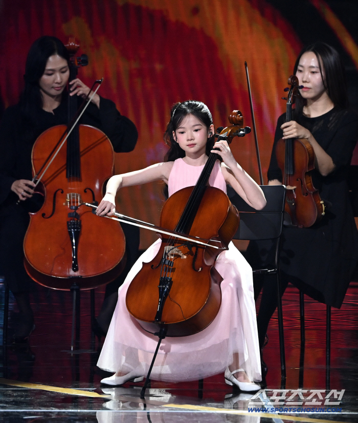 9세 배우가 이렇게까지?…손예진이 아역 다시 껴안은 이유, 모두 울린 청룡[SC이슈]